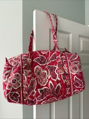 EUC Vera Bradley Pink and Red Quilted Paisley Small Zippered Tote Bag.
